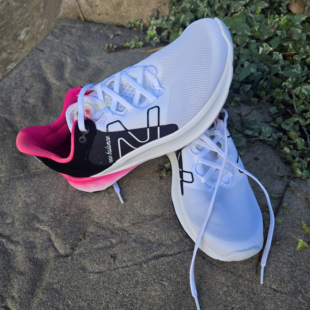 New Balance Fresh Foam ROAVS Women's White & Pink Running Shoes WROAVSW2 Sz 9.5